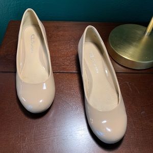 Classy neutral shiny wedge